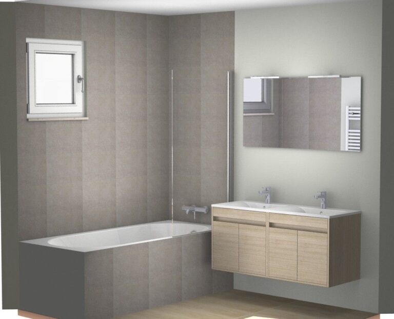Salle de bain moderne carrelée gris clair, avec une baignoire blanche, une double vasque suspendue en bois clair et une fenêtre.